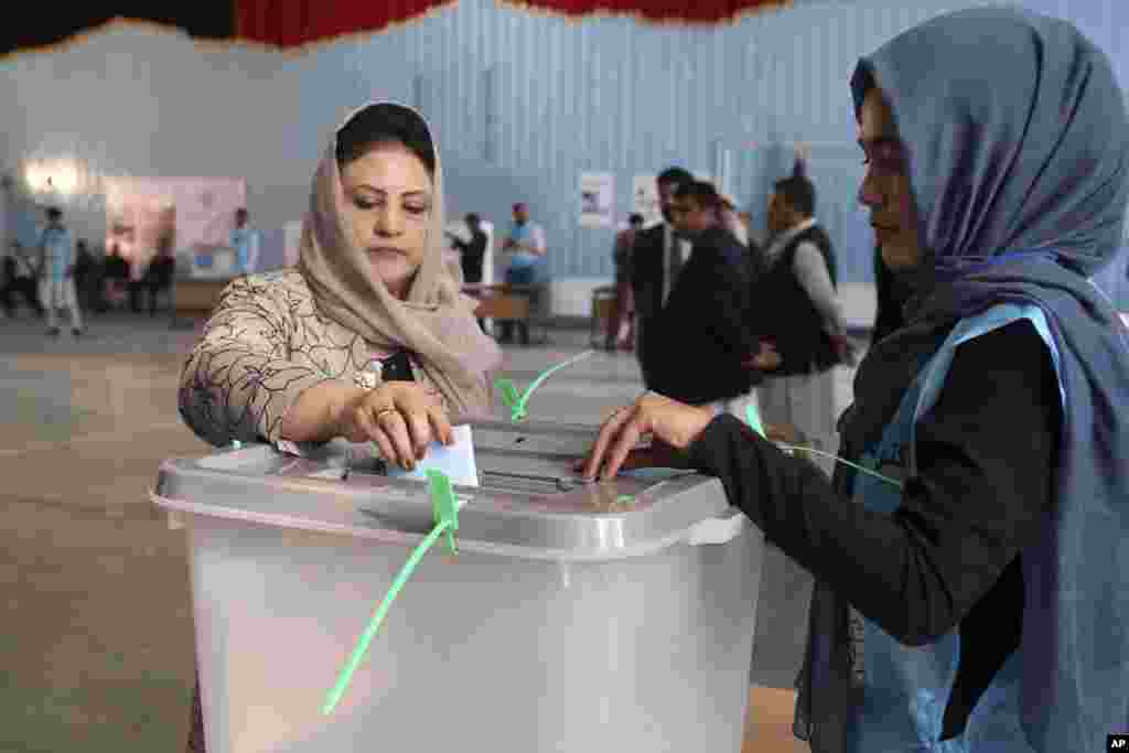 حوا علم نورستانی، رییس کمیسیون مستقل انتخابات افغانستان حین رایدهی