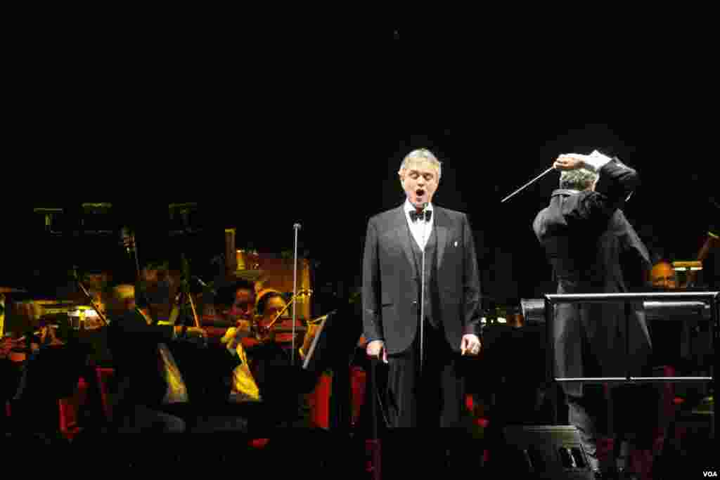 Bocelli estuvo acompañado por la New York City Festival Orchestra bajo la conducción de Eugene John.