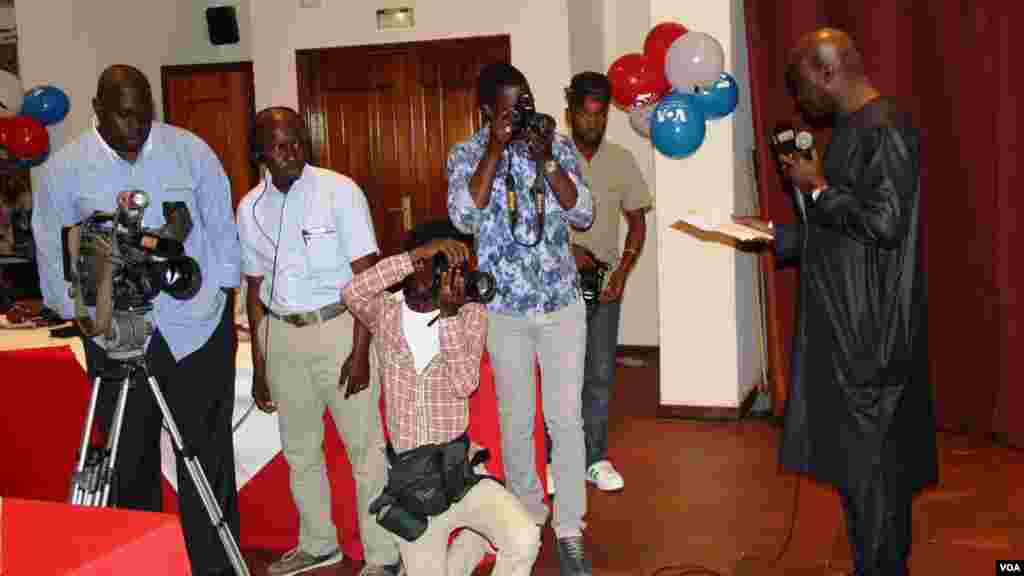 Idriss Fall (à droite) de la rédaction de la VOA Afrique à Washington, parlent à ses confrères journalistes lors d'une conférence de presse au lancement de la fréquence FM 102 de la VOA Afrique à Dakar, Sénégal, mardi 3 mars 2015