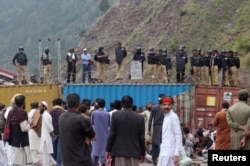 پاکستانی کنٹرول کے کشمیر کی انتظامیہ نے کنٹینر لگا کر لائن آف کنٹرول جانے والا راستہ بن کر دیا ہے۔