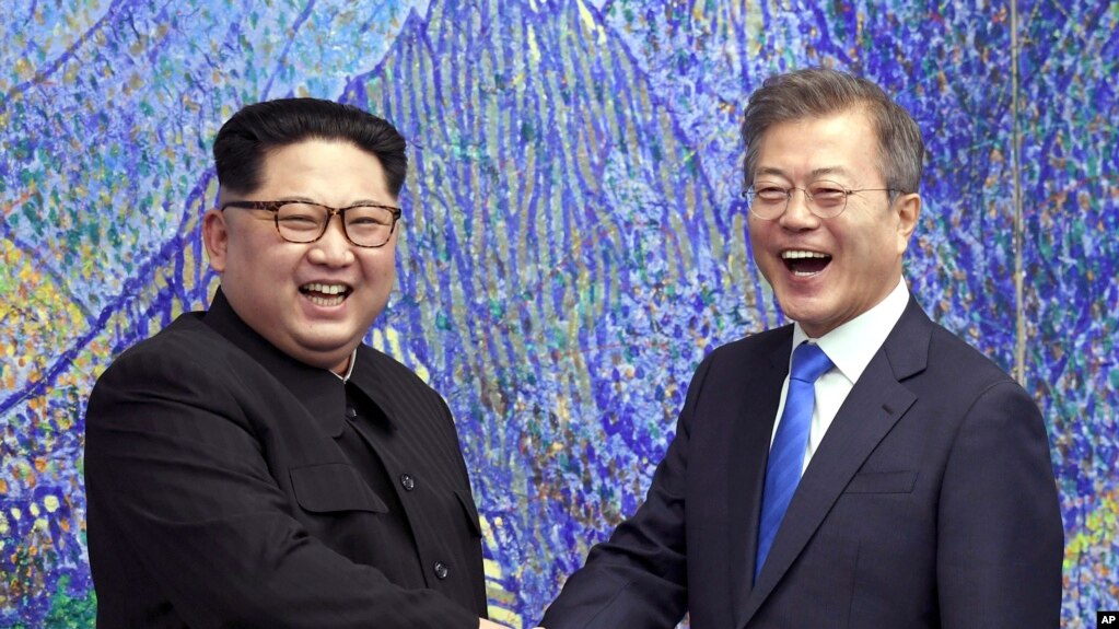 지난 2018년 4월 문재인 한국 대통령(오른쪽)과 김정은 북한 국무위원장이 판문점 평화의 집 회담장에서 만나 악수하고 있다. 