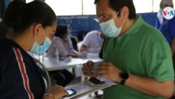 Un nicaragüense verifica si su nombre aparece en el padron electoral. Foto Houston Castillo, VOA.