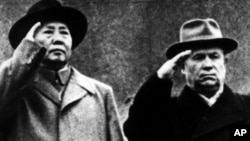 历史照片：毛泽东访问莫斯科时与赫鲁晓夫一起观看红场阅兵。(1957年11月7日)