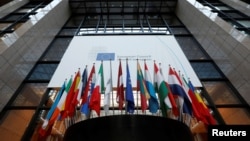 Bendera-bendera negara anggota terlihat berkibar di dalam markas Dewan Eropa menyambut penyelenggaraan KTT Uni Eropa di Brussels, Belgia, 14 Desember 2016. (REUTERS/Yves Herman) 