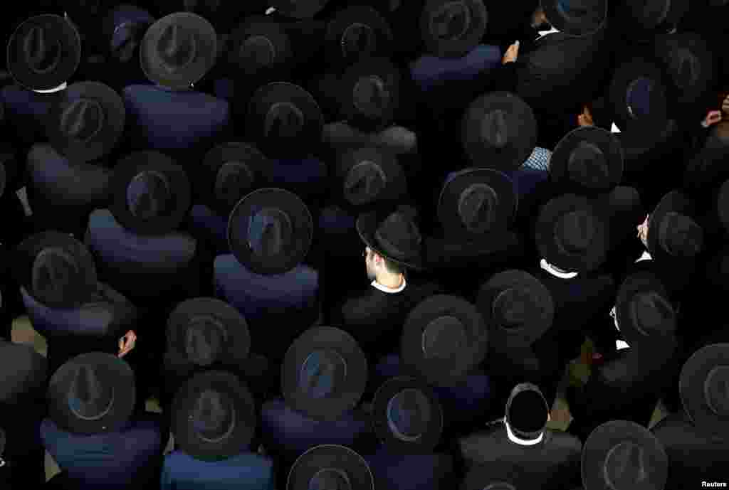 Ultra-Orthodox Jewish men take part in the funeral ceremony of Rabbi Moshe Mordechai Chadash, head of the &quot;Or Alhanan&quot; Jewish Seminary, in Jerusalem.