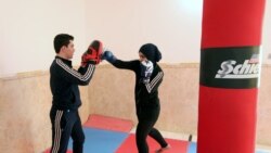 Abdul Zahra, praktisi tinju dan karate lokal Irak (36 tahun), berlatih bersama putranya di rumahnya di Najaf, Irak, 24 Desember 2021. (REUTERS/Alaa Al-Marjani)