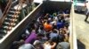 Des immigrants déshydratés cachés dans un camion de fret surpeuplé, secourus par les autorités fédérales mexicaines à un point de contrôle entre Tehuantepec et Oaxaca, le 19 février 2015. (Institut national des migrations du Mexique/via Reuters)