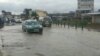 Difficile circulation automobile après la pluie, au quartier Mikalou, le 9 janvier 2020. (VOA/Arsène Séverin)