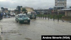 Difficile circulation automobile après la pluie, au quartier Mikalou, le 9 janvier 2020. (VOA/Arsène Séverin)