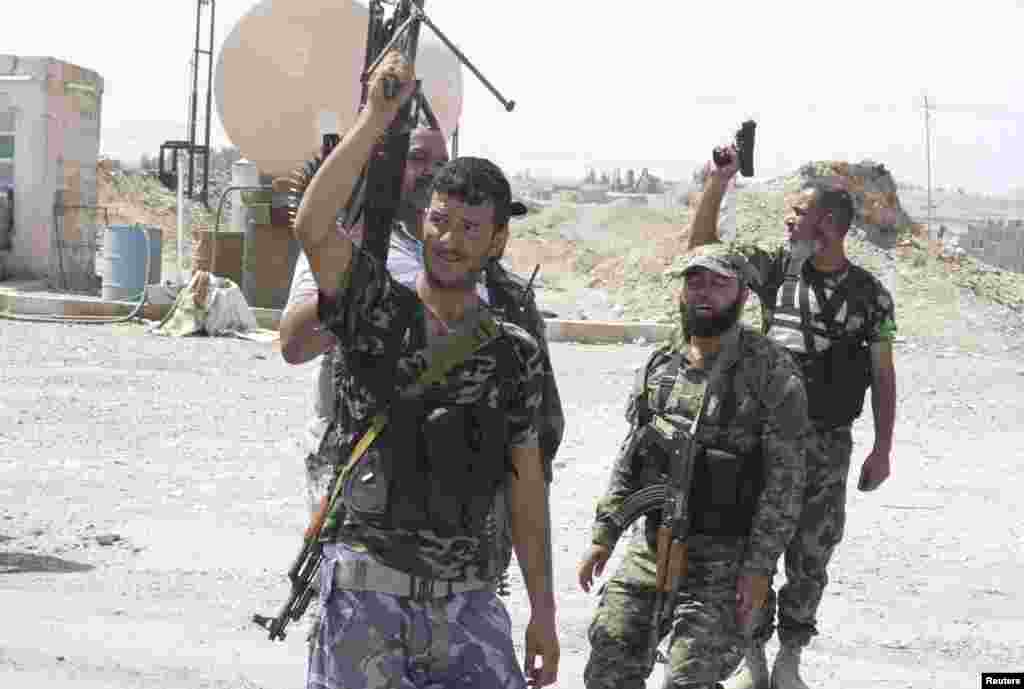 Tentara sukarela Syiah membawa senjata mereka dalam penempatan keamanan intensif untuk melawan militan Negara Islam, sebelumnya dikenal sebagai ISIS, di kota Tuz Khurmatu, Irak (31/8).