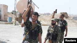 Relawan Shii'te bersenjata dalam operasi melawan militan ISIS di Tuz Khurmatu, Irak, 31 Agustus 2014. 
