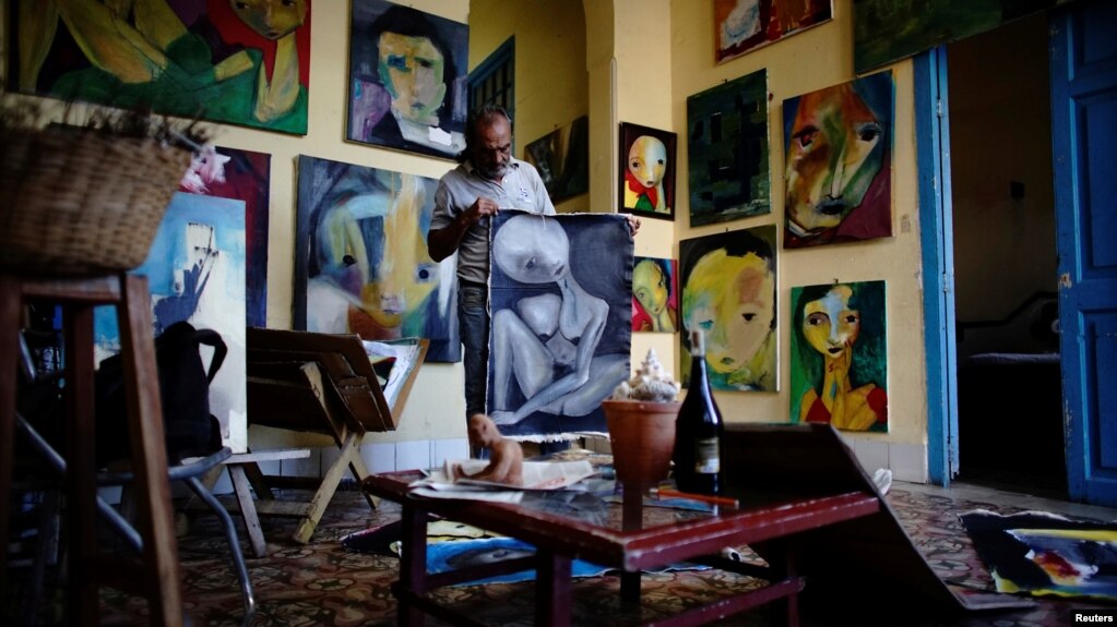 Painter Roberto Loeje shows his work at his studio in Havana, Cuba, September 14, 2018. Picture taken on September 14, 2018. (REUTERS/Alexandre Meneghini)