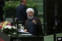 하산 로하니 이란 대통령이 15일 의회에서 연설하고 있다.