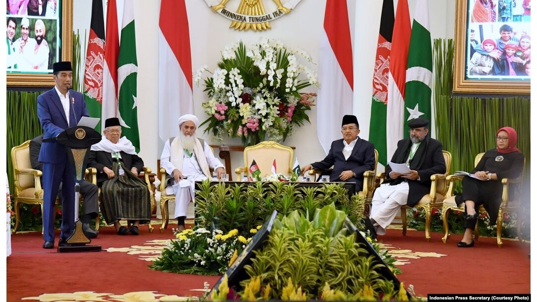 "Indonesia sungguh merasa terhormat mendapat kepercayaan menjadi tuan rumah pertemuan ini," ujar Presiden Jokowi dalam pembukaan Konferensi Ulama Trilateral di Istana Kepresidenan Bogor, Jumat (11/5) (Courtesy: Indonesian Press Secretary)