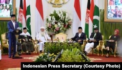 "Indonesia sungguh merasa terhormat mendapat kepercayaan menjadi tuan rumah pertemuan ini," ujar Presiden Jokowi dalam pembukaan Konferensi Ulama Trilateral di Istana Kepresidenan Bogor, Jumat (11/5) (Courtesy: Indonesian Press Secretary)