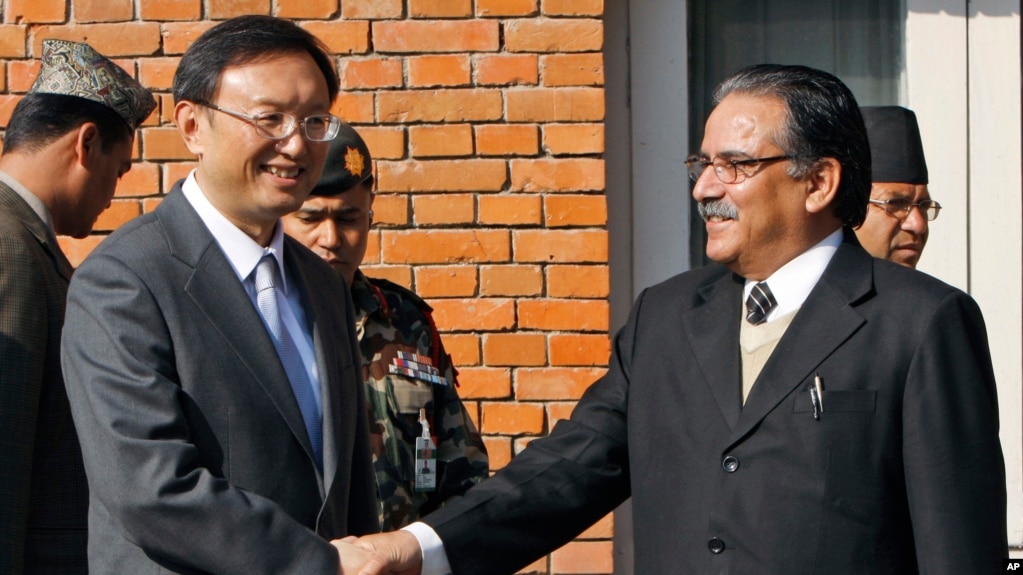 资料照：尼泊尔总理普拉昌达接见到访的时任中国外长杨洁篪。（2008年12月3日）(photo:VOA)
