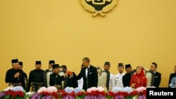 Tổng thống Barack Obama chúc rượu Quốc vương Abdul Halim trong buổi quốc yến tại Cung Điện Hoàng Gia Istana Negara ở Kuala Lumpur, 26/4/2014
