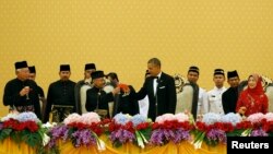 President Barack Obama toasts Malaysia's King Abdul Halim of Kedah during a state dinner at Istana Negara Palace in Kuala Lumpur, Apr. 26, 2014. At left is Malaysia's Prime Minister Najib Razak and at right is Queen Haminah. 