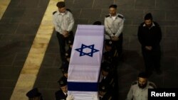 Peti jenazah mantan perdana menteri Israel Ariel Sharon dijaga oleh petugas keamanan parlemen (12/1). (Reuters/Ronen Zvulun) 