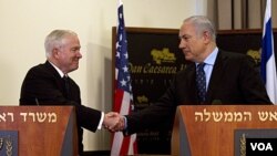 Menhan AS Robert Gates (kiri) dan PM Israel Benjamin Netanyahu dalam konferensi pers bersama setelah mengadakan pertemuan di Caesarea, Israel (25/3).