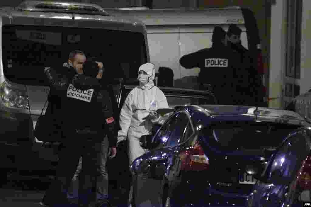 فرانسیسی پولیس حکام نے بدھ کو دارالحکومت پیرس میں ایک ہفت روزہ جریدے پر حملہ کرکے 12 افراد کو قتل کرنے والے تین حملہ آوروں کو شناخت کرنے کا دعویٰ کیا ہے۔ 
