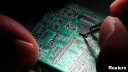 Semiconductor အီလက္ထရြန္းနစ္ ခ်စ္ပ္ျပားကို ထည့္ေနစဥ္
