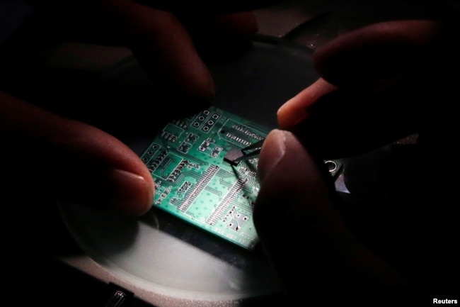 北京清华紫光研究中心的工作人员正在开发半导体产品。（2016年2月29日）