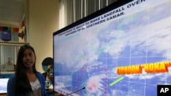 La meteoróloga del gobierno filipino, Loriedin De La Cruz, informa sobre el tifón Melor en la sede del Centro Meteorológico en Quezón, en el noreste de Manila. 