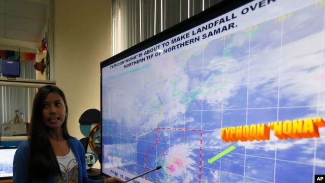 La meteoróloga del gobierno filipino, Loriedin De La Cruz, informa sobre el tifón Melor en la sede del Centro Meteorológico en Quezón, en el noreste de Manila. 