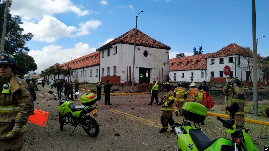 Na ovoj fotografiji koju je objavilo vojno osoblje, vide se pripadnici službi za hitne intervencije na mestu napada kamionetom-bombom u policijskoj akademiji, 17. januara 2019. u Bogoti, Kolumbija.