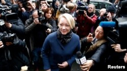 La jefe fiscal sueca, Ingrid Isgren, llega a la embajada de Ecuador en Londres para interrogar a Julian Assange.