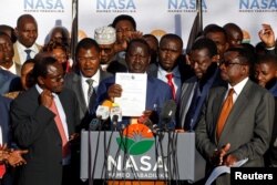 Raila Odinga (kati), wakati akiwa kiongozi wa upinzani na mgombea wa urais wa chama cha National Super Alliance (NASA) mwaka 2017. REUTERS/Baz Ratner - RC11FFAE1930