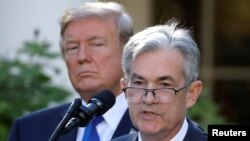 Archivo - Jerome Powell, presidente de la Reserva Federal y el presidente Donald Trump. Hay diferencias entre ambos.