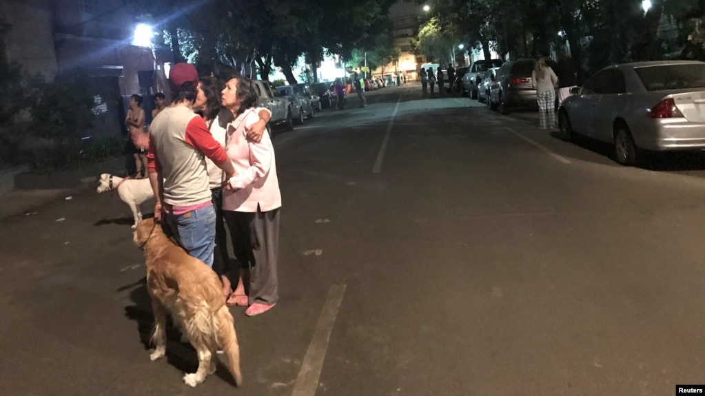 Habitantes de Ciudad de México salieron a las calles la madrugada de este lunes 19 de febrero, tras otro fuerte sismo que hizo oscilar los edificios de la capital. No hubo reportes de daños.