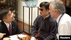 Dubes AS untuk Tiongkok, Gary Locke (kiri) berbicara dengan Chen Guangcheng (tengah) di Beijing (2/5). Foto: Kedubes AS di Tiongkok.