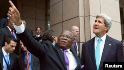 O ministro angolano dos Negócios Estrangeiros, Georges Chikoti, à esquerda, mostra um dos edifícios do Governo ao Sec. Estado americano, John Kerry, à saída do Ministério das Finanças em Luanda, 5 de Maio, 2014