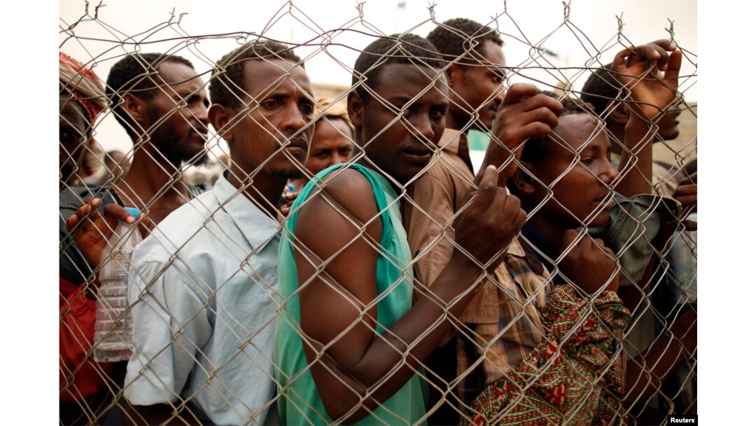 Buruh migran Ethiopia yang mencari pekerjaan di Arab Saudi dikembalikan ke sebuah kota di Yaman barat dekat lokasi di mana pemerintah Saudi membangun pagar di sepanjang perbatasan. (Foto: Reuters).