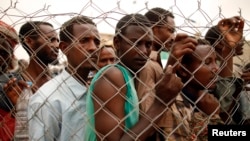 Buruh migran Ethiopia yang mencari pekerjaan di Arab Saudi namun mendapat penolakan tampak di Haradh, Yemen barat, dekat wilayah dimana perbatasannya dipagari oleh Arab Saudi (16/3/2012).