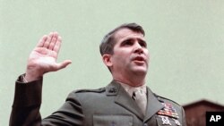 ARCHIVO - En esta fotografía de archivo del 18 de diciembre de 1986, Oliver North juramenta en el Capitolio antes de testificar ante el Comité de Asuntos Exteriores de la Cámara de Representantes. 