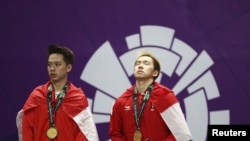 Kevin Sanjaya Sukamuljo dan Marcus Fernadli Gideon saat memenangkan medal emas final ganda putra Asian Games 2018 di Jakarta, 28 Agustus 2018.