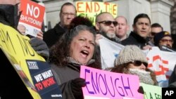 Mouvement d’humeur d’employés et de sympathisants des agents fédéraux, le 17 janvier 2019, devant le Statehouse, à Boston, contre la fermeture partielle du gouvernement fédéral. (AP Photo / Steven Senne)