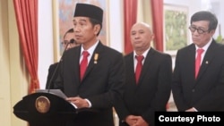 Presiden Jokowi mengeluarkan Perppu baru yang disertai pemberatan hukuman, antara lain kebiri dan pemasangan alat deteksi elektronik, Rabu siang 25/5 (courtesy: Biro Setpres RI).