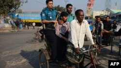 Bangladeshi police transfer a detained activist of Jamaat-e-Islami on a rickshaw during a nationwide strike in Dhaka, December 4, 2012. 