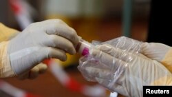 21일 독일 뷔르츠부르크에서 적십자 주최로 보건 관계자들을 위한 에볼라 대응 훈련이 마련됐다.