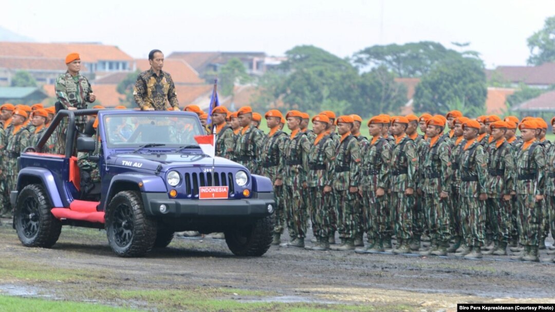Presiden Joko Widodo memeriksa pasukan anggota Komando Pasukan Khusus (Kopasus) TNI Angkatan Darat di markas Kopasus Jakarta November 2016 (foto dok: Biro Pers Kepresidenan)