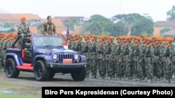 Presiden Joko Widodo memeriksa pasukan anggota Komando Pasukan Khusus (Kopasus) TNI Angkatan Darat di markas Kopasus Jakarta November 2016 (foto dok: Biro Pers Kepresidenan)