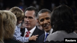 Predsednik Obama i republikanski rival Romni pozdravljaju se sa članovima porodice na završetku debate