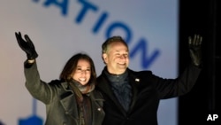Novoizabrana potpredsednica Kamala Haris i njen suprug Dag Emhof na mitingu u Filadelfiji 2. novembra 2020.