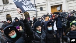 Cảnh sát bắt giữ một người biểu tình khi nhiều người tụ tập trước Tòa án Tối cao ở thủ đô Moscow để phản đối phiên tòa xét xử tổ chức nhân quyền Memorial