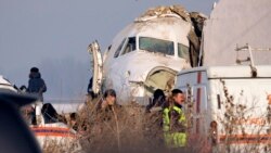 Otro ángulo del estado en que quedó el avión Fokker100 estrellado en Almaty, Kazijistán, el 27 de diciembre de 2019.